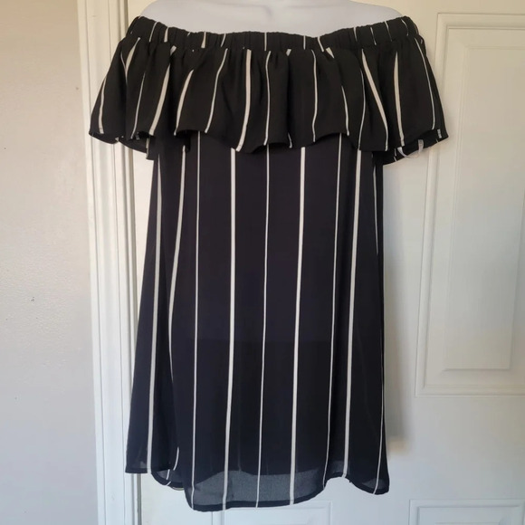 NWT DR 2 off the shoulder ruffle top. Black with white stripes. Size M medium - Picture 1 of 8